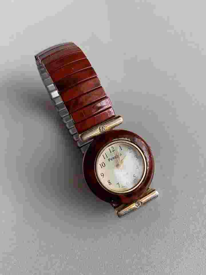Persona Faux Shell Red and gold diamond Y2K vintage watch Untested