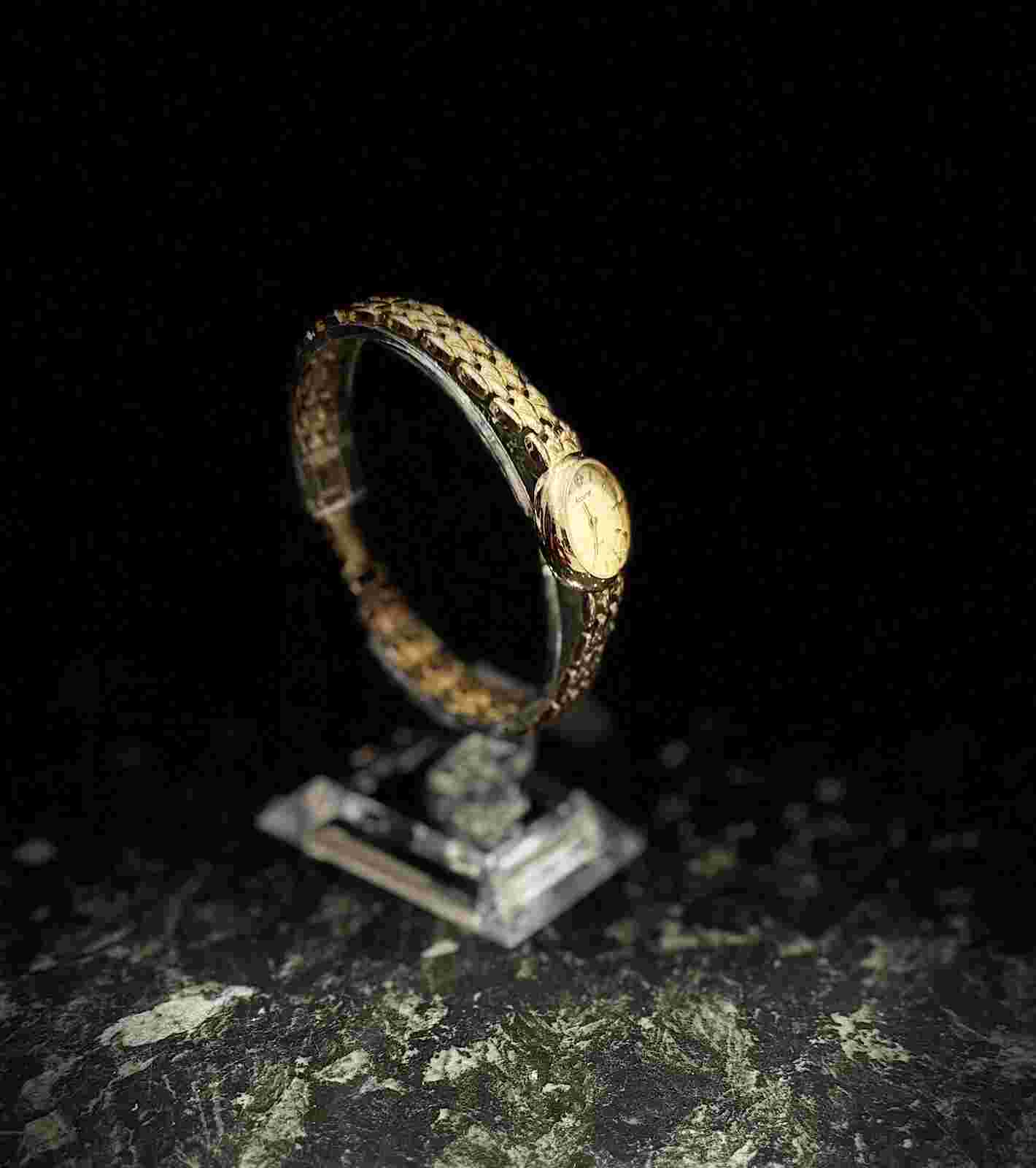 accurist ladies 9ct gold watch