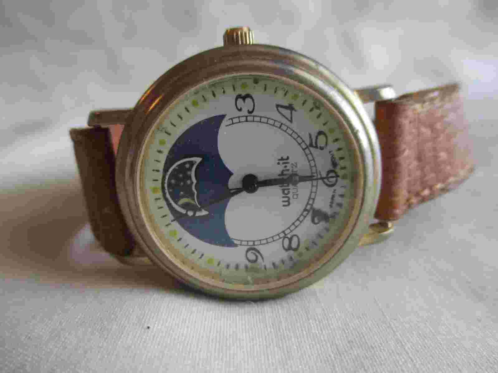 Watch It Analog Wristwatch with a Buckle Band and Quartz Movement