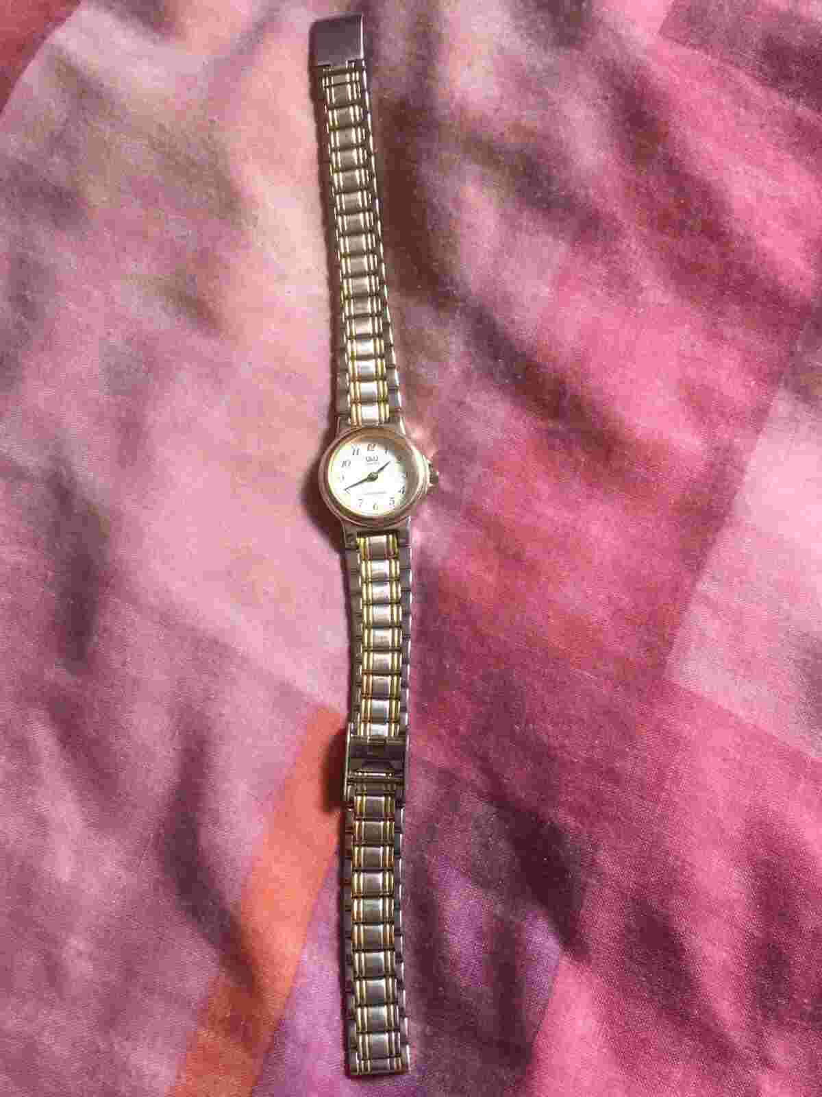 Q&Q Watch with stainless steel silver strap unchecked