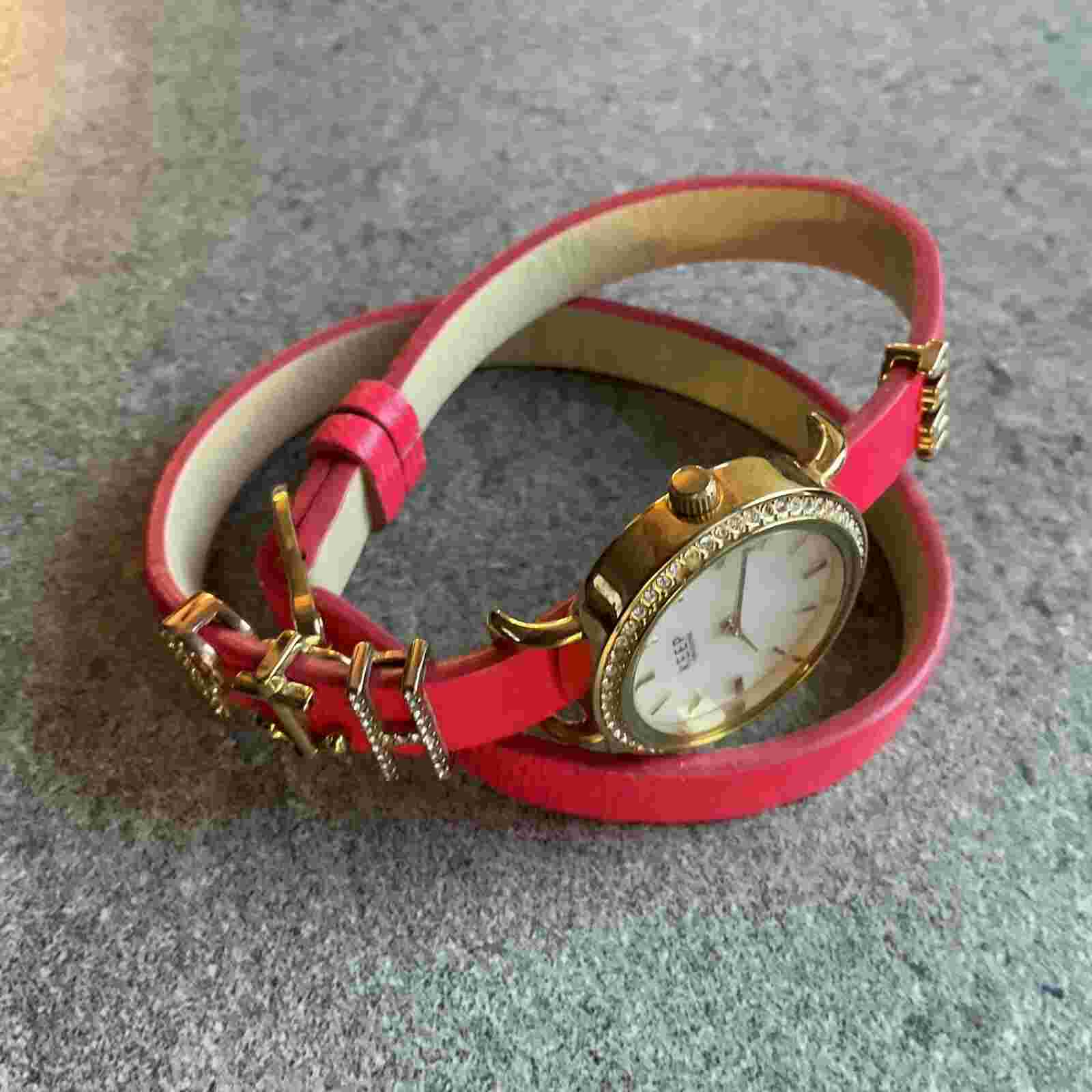 Beautiful Keep Collective Womens Watch Gold Tone Case W/Crystal Accent Bezel B-Q