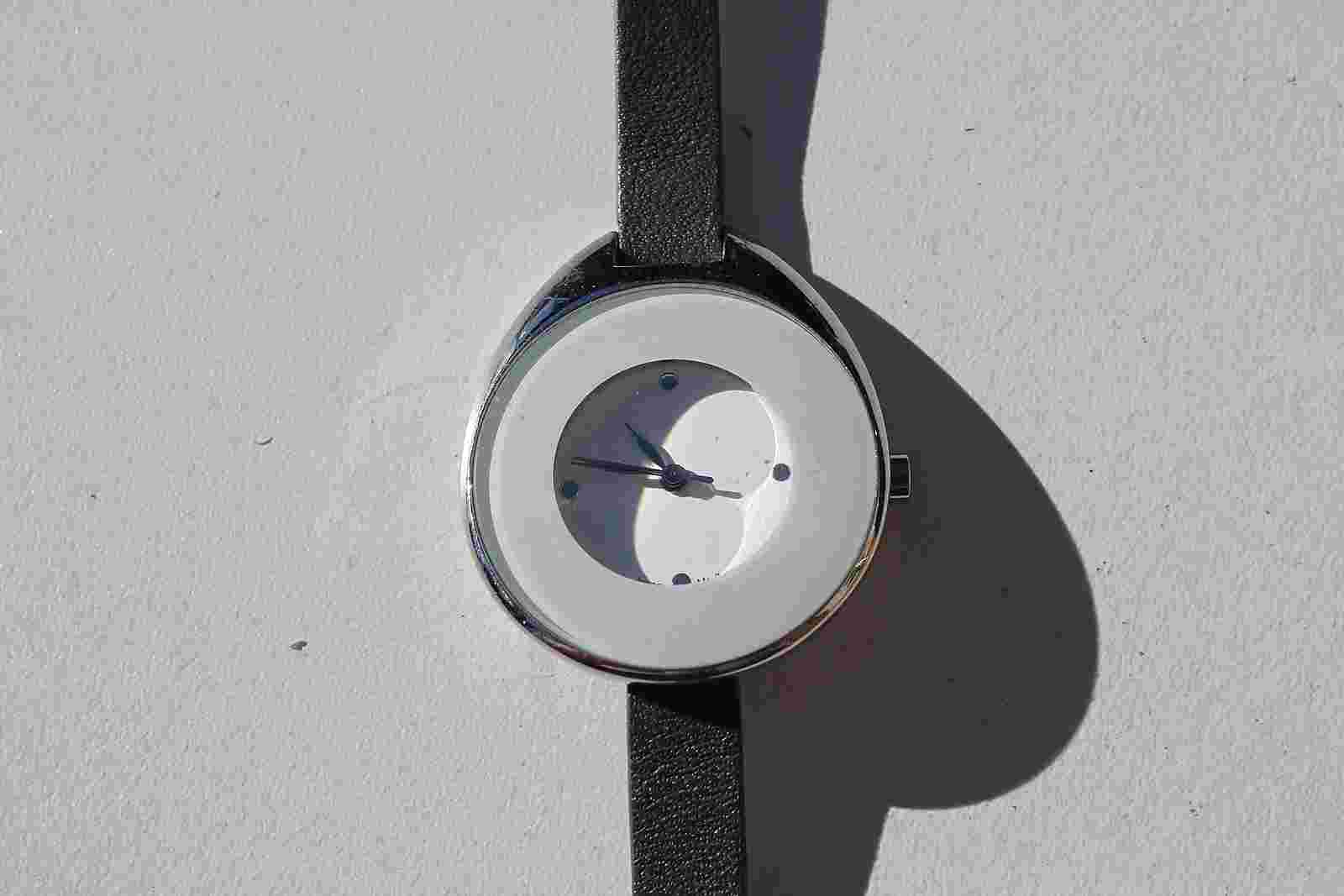 WHITE DIAL LADIES WRIST WATCH 15" LONG BAND  8291