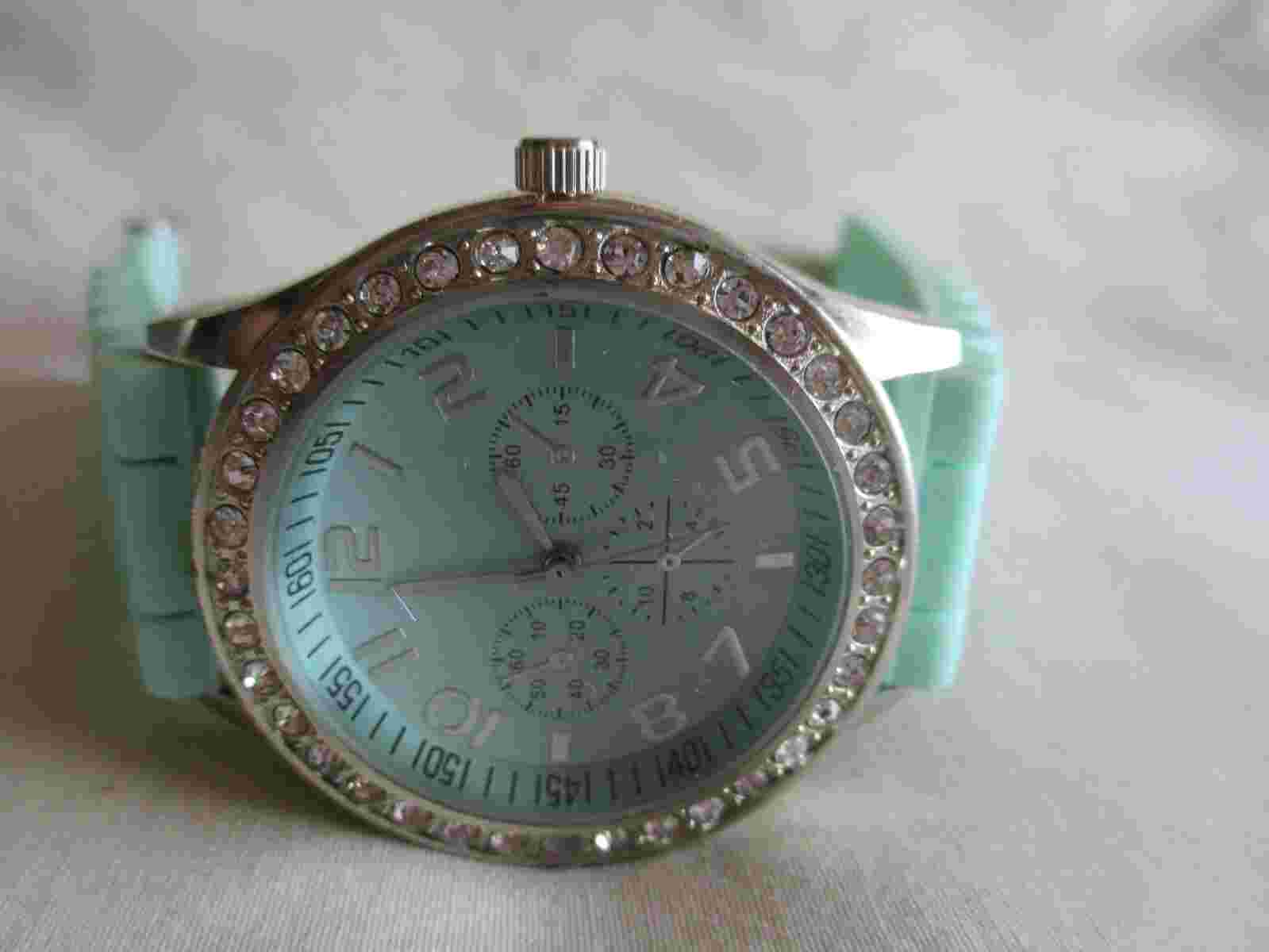 Darice Analog Wristwatch with a Buckle Band