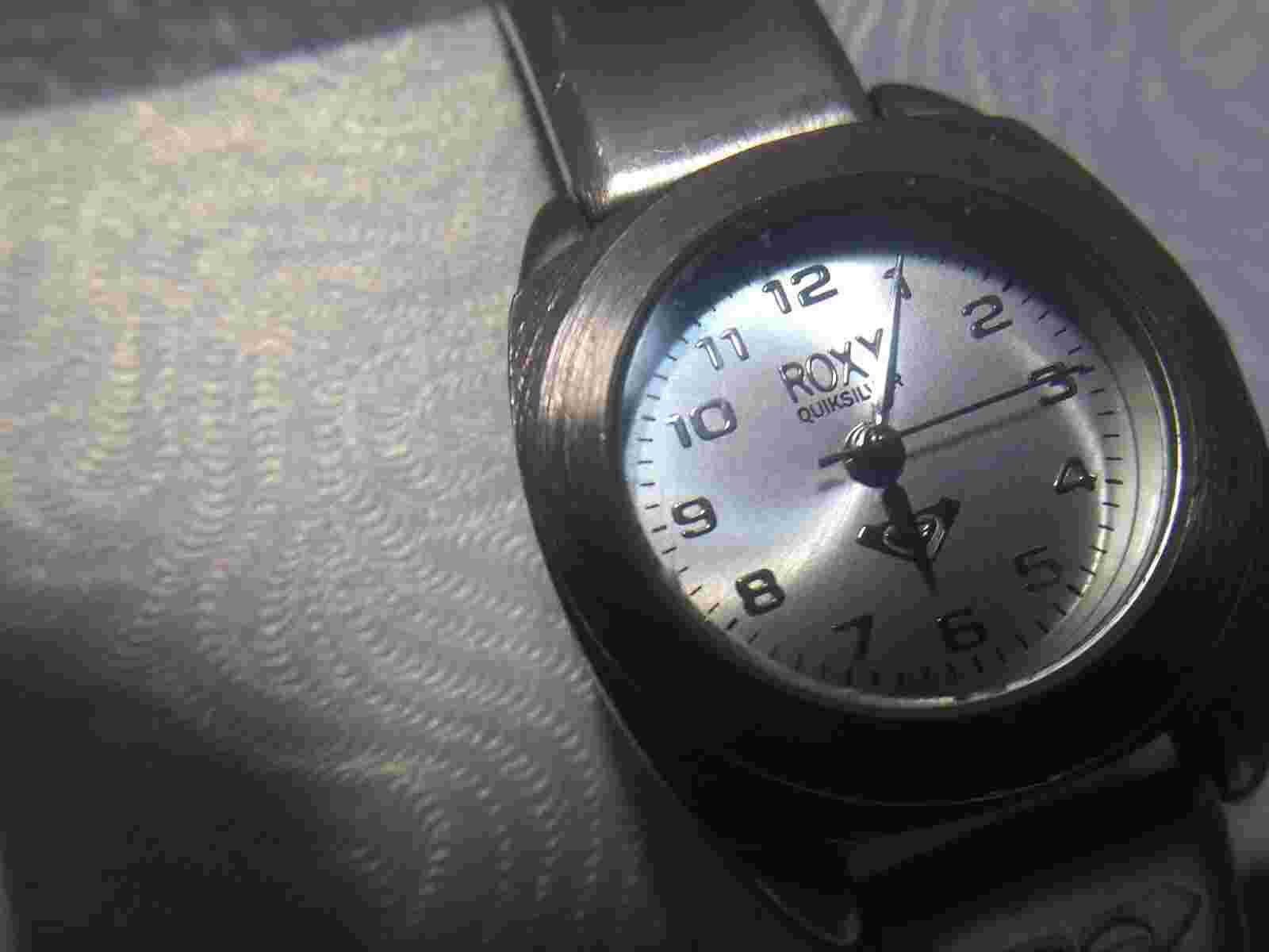 Roxy Quicksilver Quartz Watch Silver Dial Bracelet Band WR New Bat Works Great