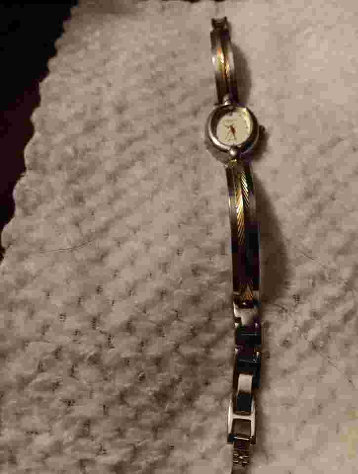 Vintage women's LA Express Quartz watch  Untested..needs Battery