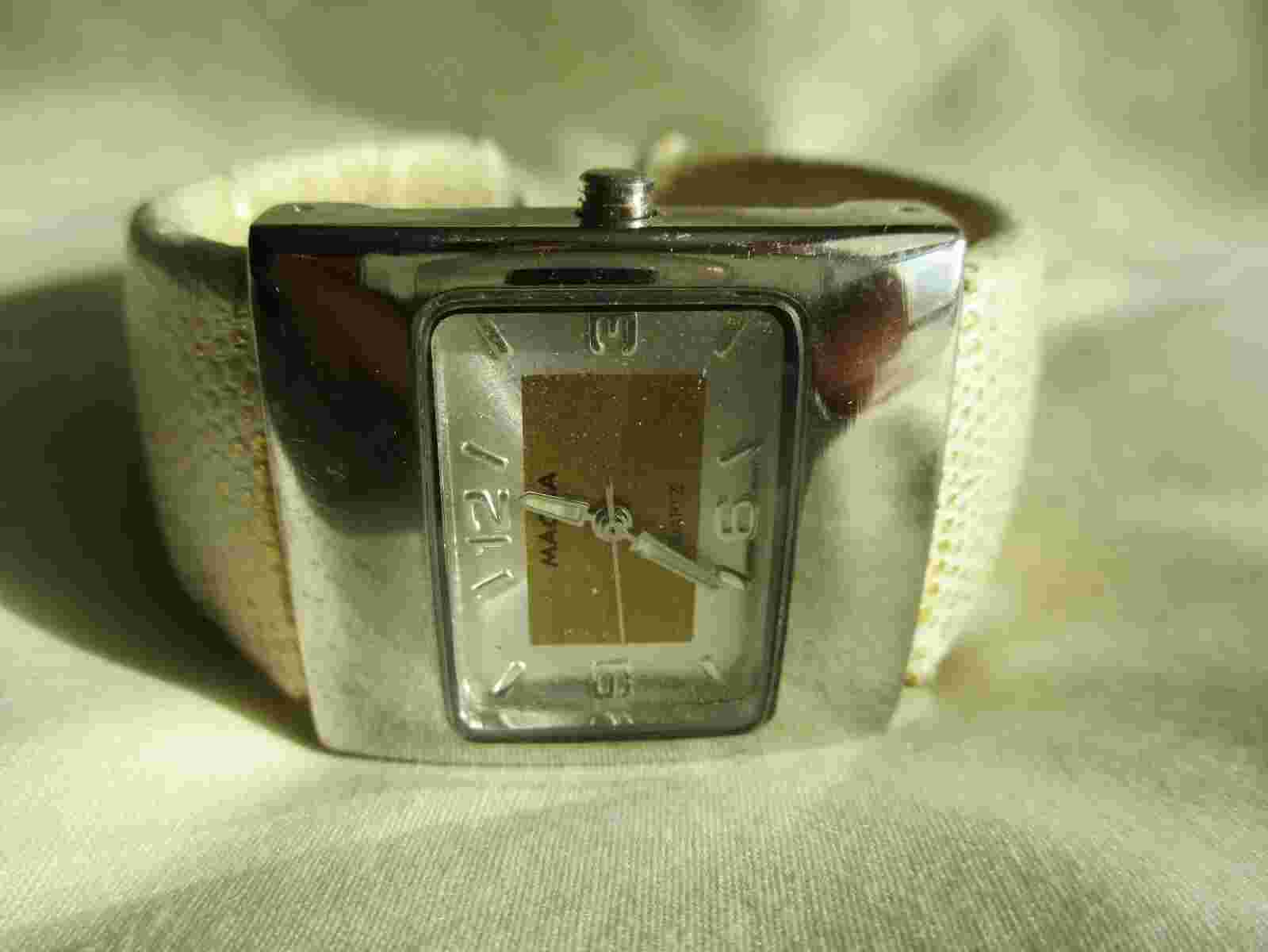 Magna Analog Wristwatch with a Cuff Band and Quartz Movement