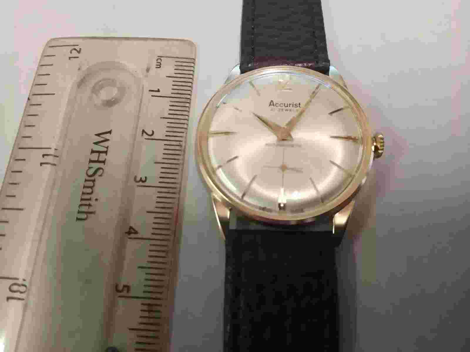 Gentlemans Accurist mechanical watch with 9 carat gold hallmarked case.
