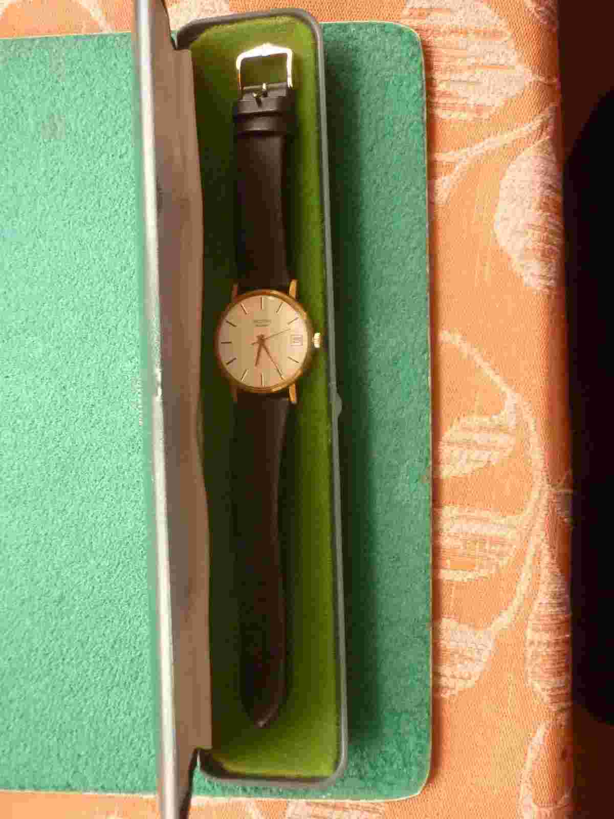 Record De Luxe 9ct Gold Gents's Wristwatch in original box.