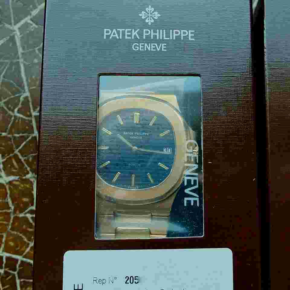Patek Philippe Nautilus
3700/1 Nautilus GÜBELIN 18k Gelbgold Erstbesitz Full Set double GENEVE Sealed