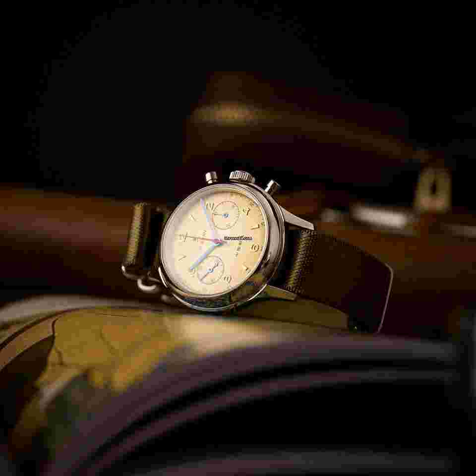 Sea-Gull
                           
                                 1963|Acrylic|Swan Neck regulator St1901|38mm|Open case back - Red Star Reissue