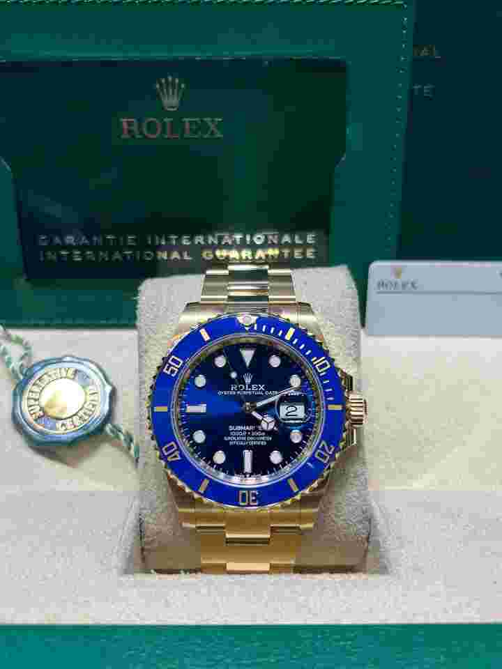 Rolex Submariner Date
126618LB Submariner Date 41mm Yellow Gold Blue Dial Oyster
