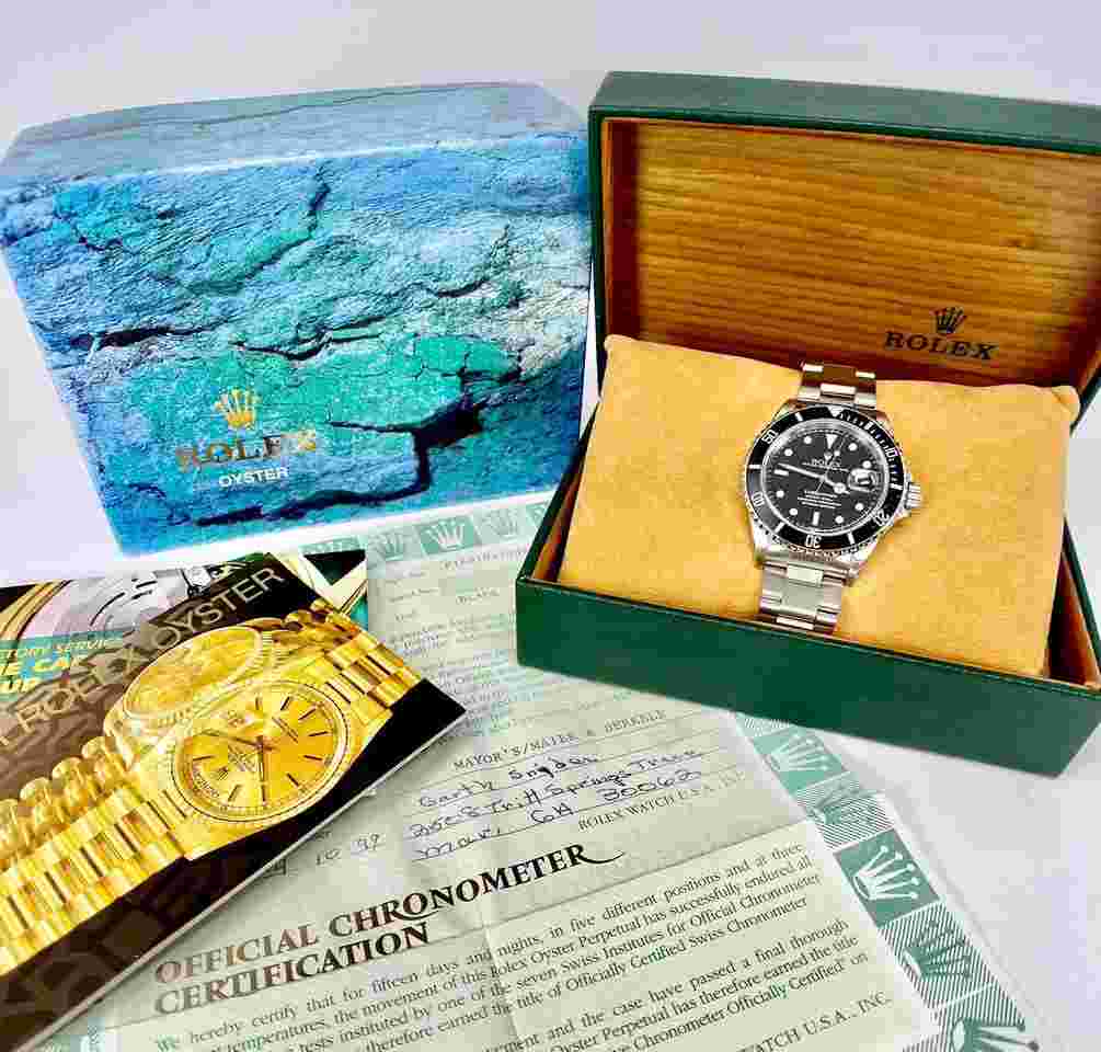 Rolex Submariner Date
SWISS Only Dial with Box and Papers Black Bezel Year 1999