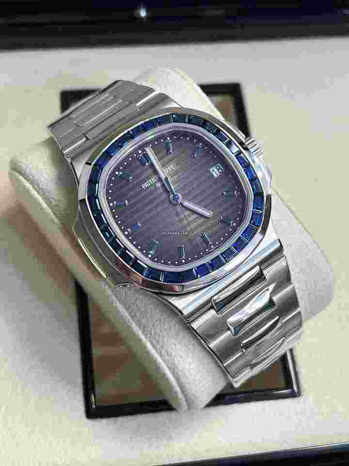 Patek Philippe Nautilus
5711/111P-001 Platinum Nautilus Blue Sapphire Bezel Unworn 2021 In Stock