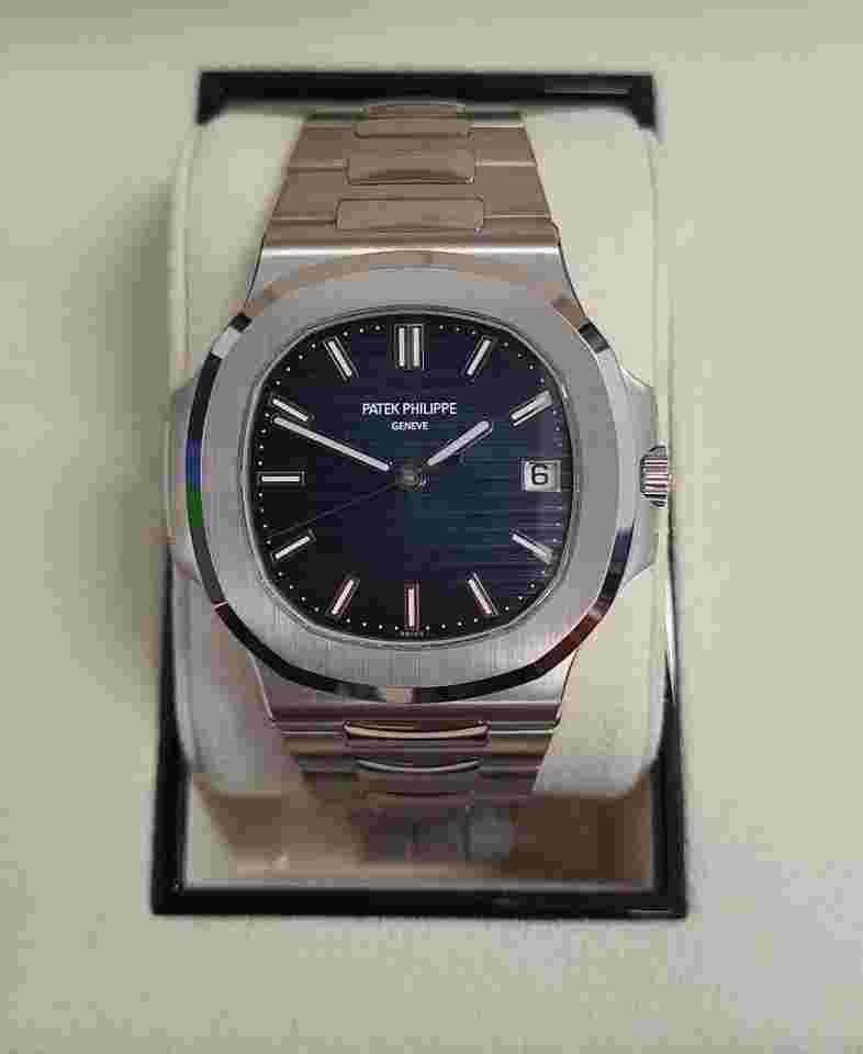Patek Philippe Nautilus
5811/1G Date Sweep Seconds Blue Dial White Gold (New Model)
