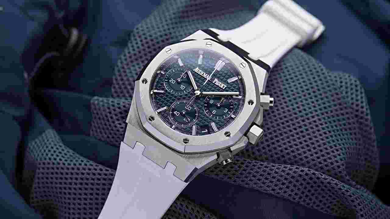 Audemars Piguet Royal Oak Chronograph
Discontinued Royal Oak Selfwinding Chronograph Blue 50th Anniversary 50th Rotor