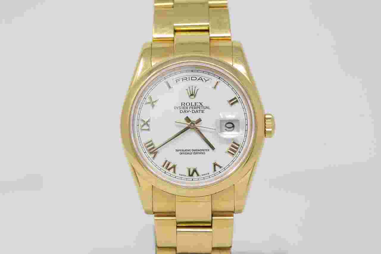 Rolex Day-Date 36
118208 2005 box and papers Oyster bracelet mint white dial