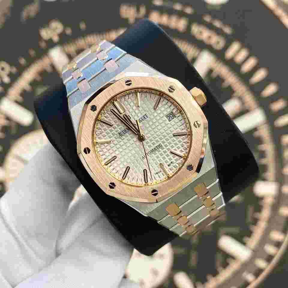 Audemars Piguet Royal Oak Selfwinding
MINT/FULL SET Royal Oak Selfwinding White Dial Two-Tone 15450SR.OO.1256SR.01