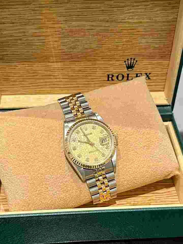 Rolex Datejust 36
1990s Steel And Gold Datejust 36 Factory Champagne Jubilee Diamond Dial 16233 Box & Papers