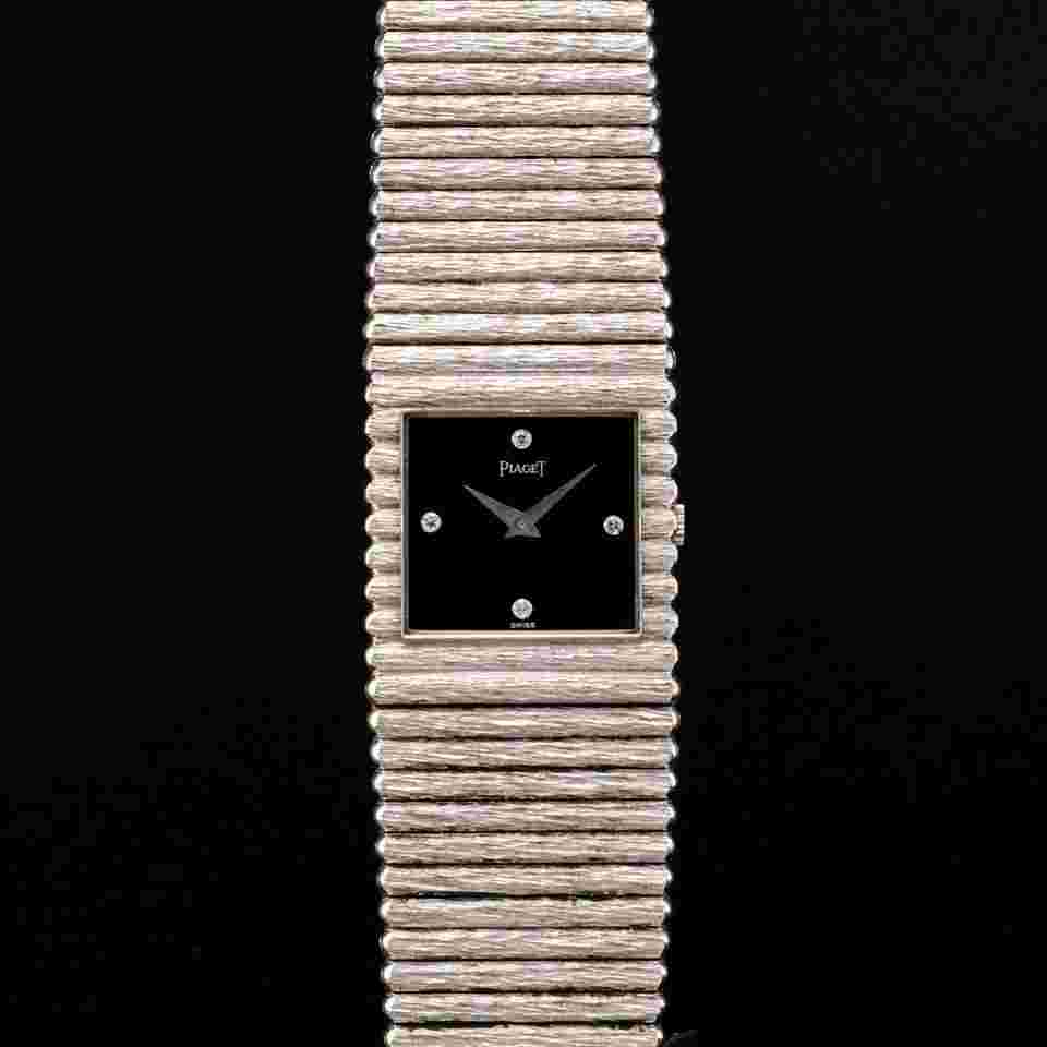 Piaget Polo
Dress Watch in frosted bark white gold with onyx diamond dial