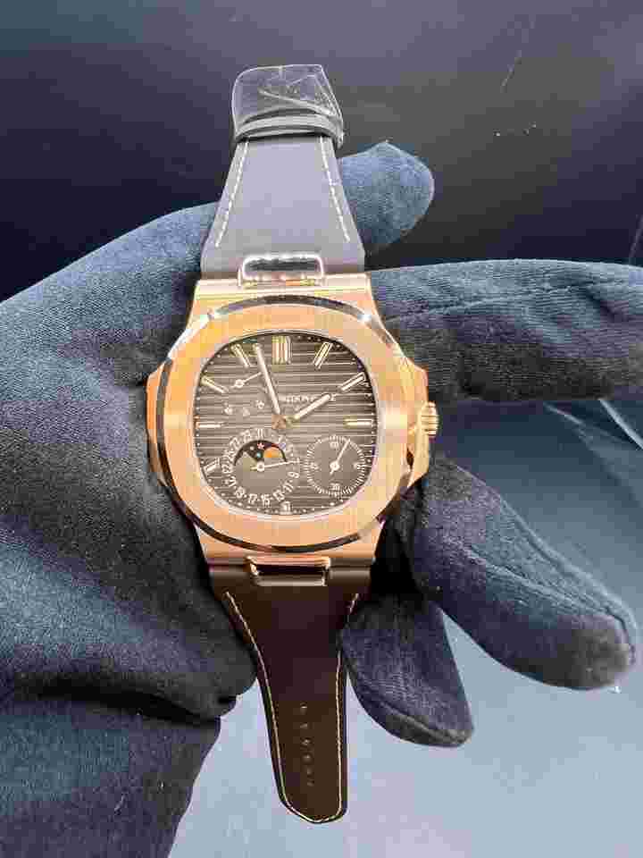 Patek Philippe Nautilus
MoonPhase Rose Gold Leather Bracelet 5712