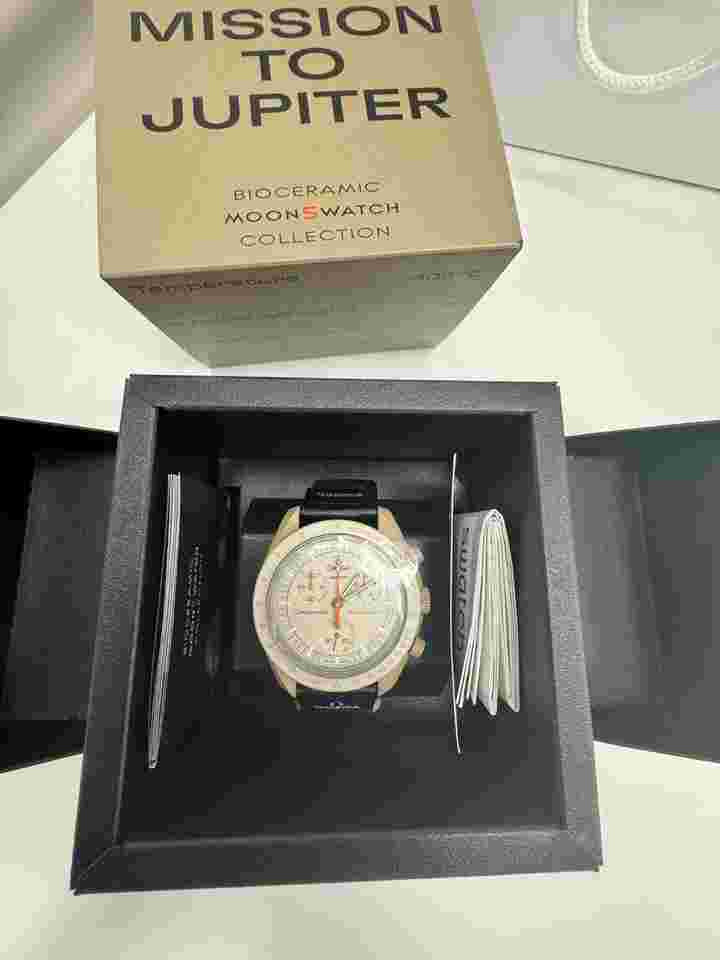Swatch Moonswatch
Omega X Swatch BioCeramic MoonSwatch “MISSION TO JUPITER” SO33C100 (COOL BEIGE / BLACK)