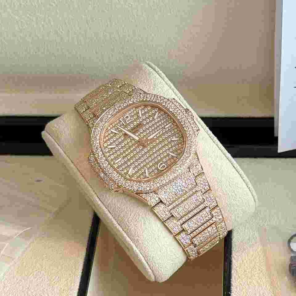 Patek Philippe Nautilus
2024 Nautilus Paved Factory Diamond Rose Gold 35mm 7118/1450R-001 Ladies