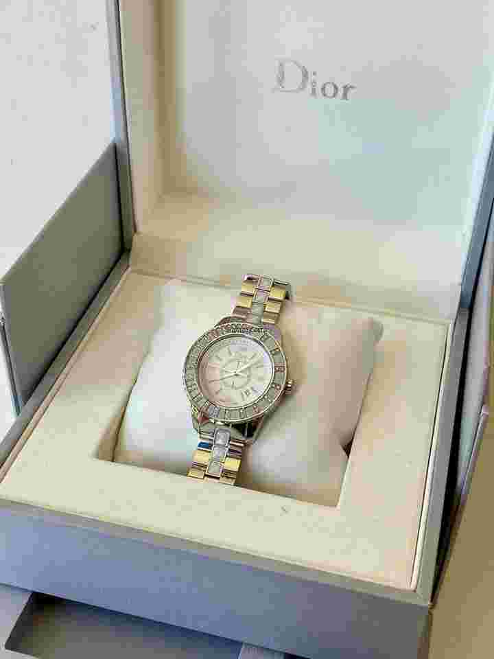 Dior Christal
Christian Dior Christal Ref.CD113112-V White Genuine Diamonds Bezels Calendar Date Swiss