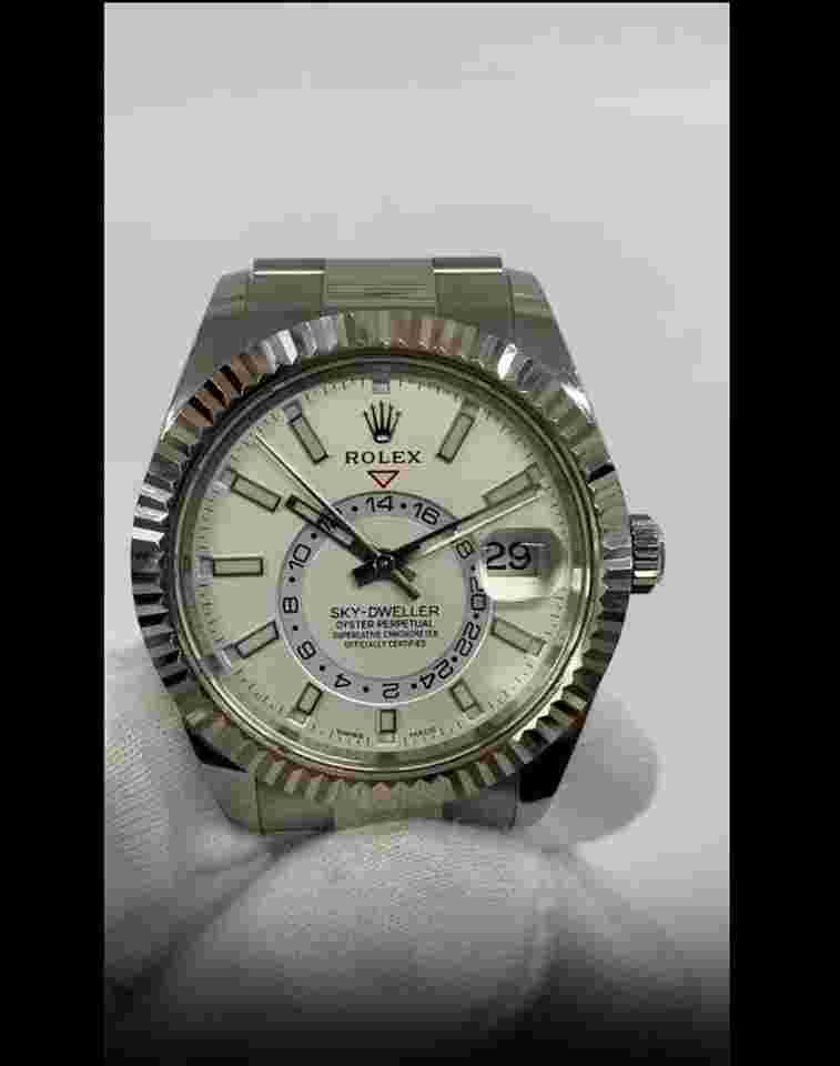 Rolex Sky-Dweller
42mm SS - Fluted Bezel - White Dial - Oyster Bracelet 326934