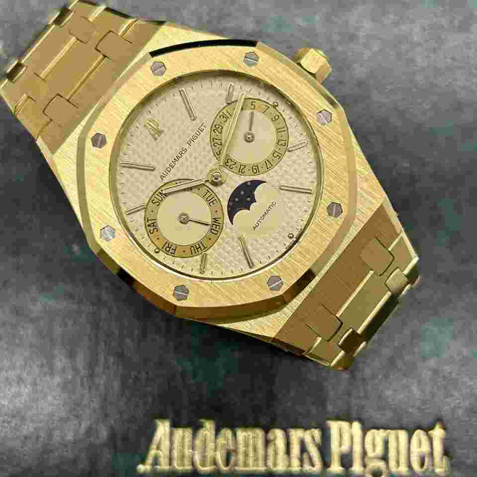 Audemars Piguet Royal Oak Day-Date
37mm - 18Kt Yellow Gold - Ref 25594BA - 17 Links (Max 16.5cm Wrist)