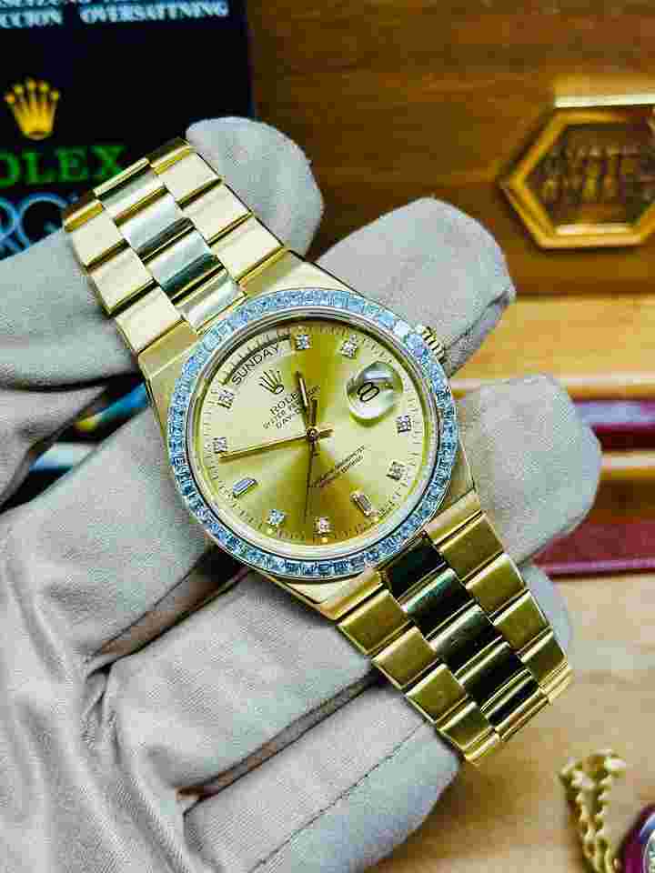 Rolex Day-Date Oysterquartz
Oyster Quartz President 19058 Factory Baguette Bezel Very Rare