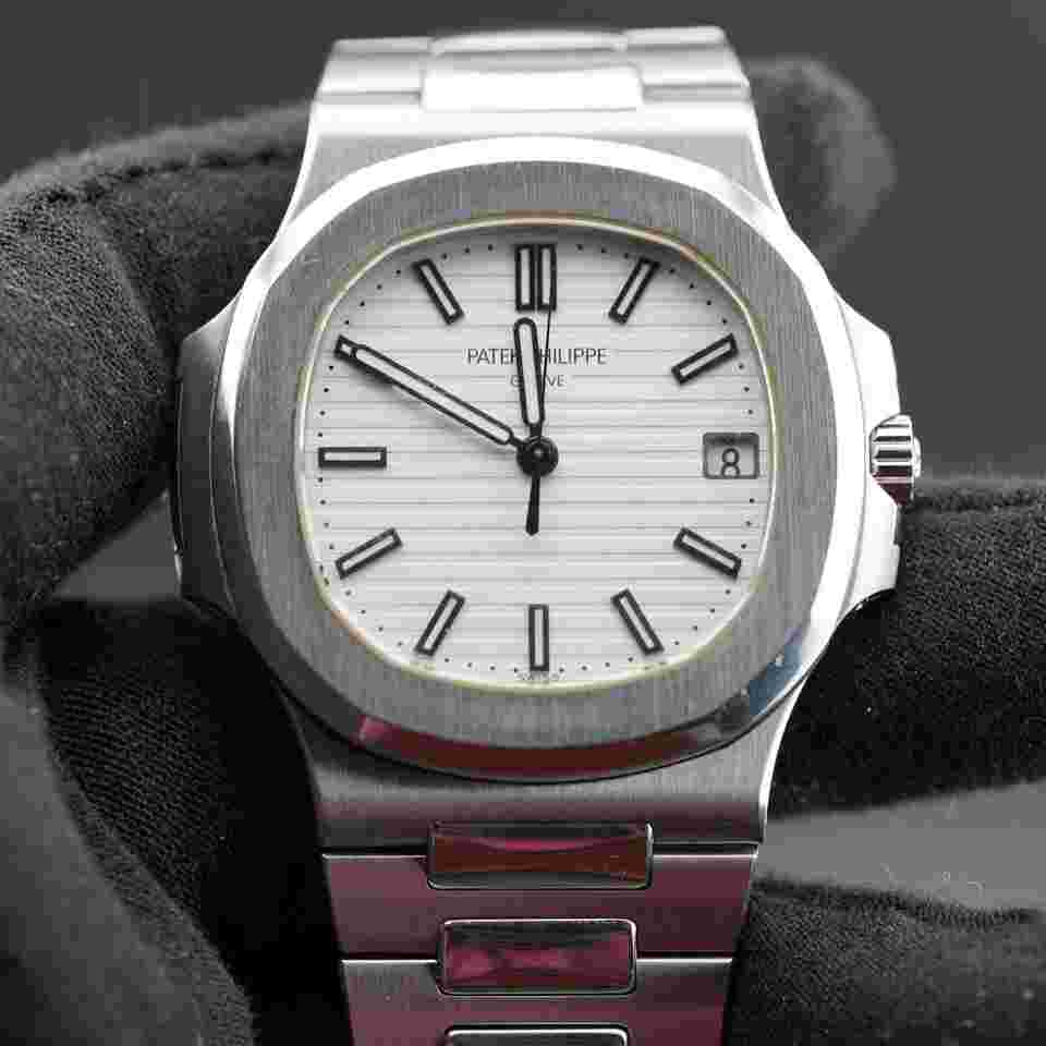 Patek Philippe Nautilus
5711/1a white fullset (St# 949) Rare discontinued model