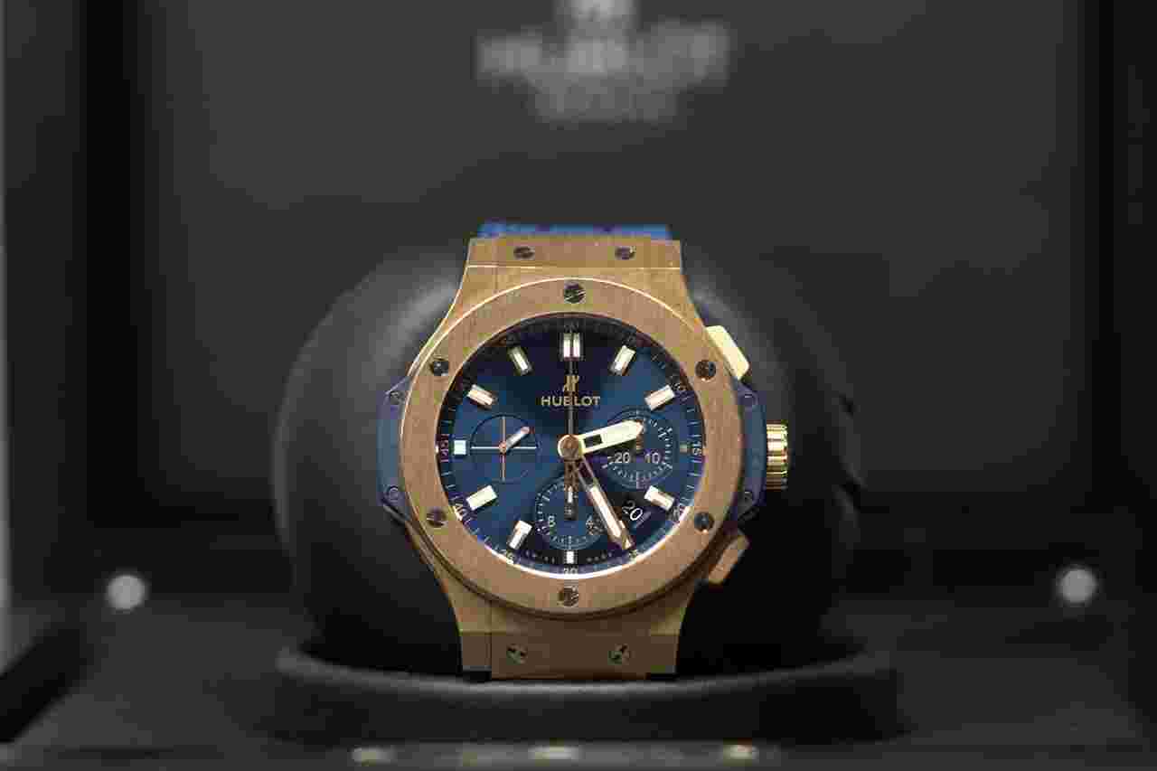 Hublot Big Bang 44 mm
Rose Gold 44mm Blue Rubber 301.PX.7180.LR