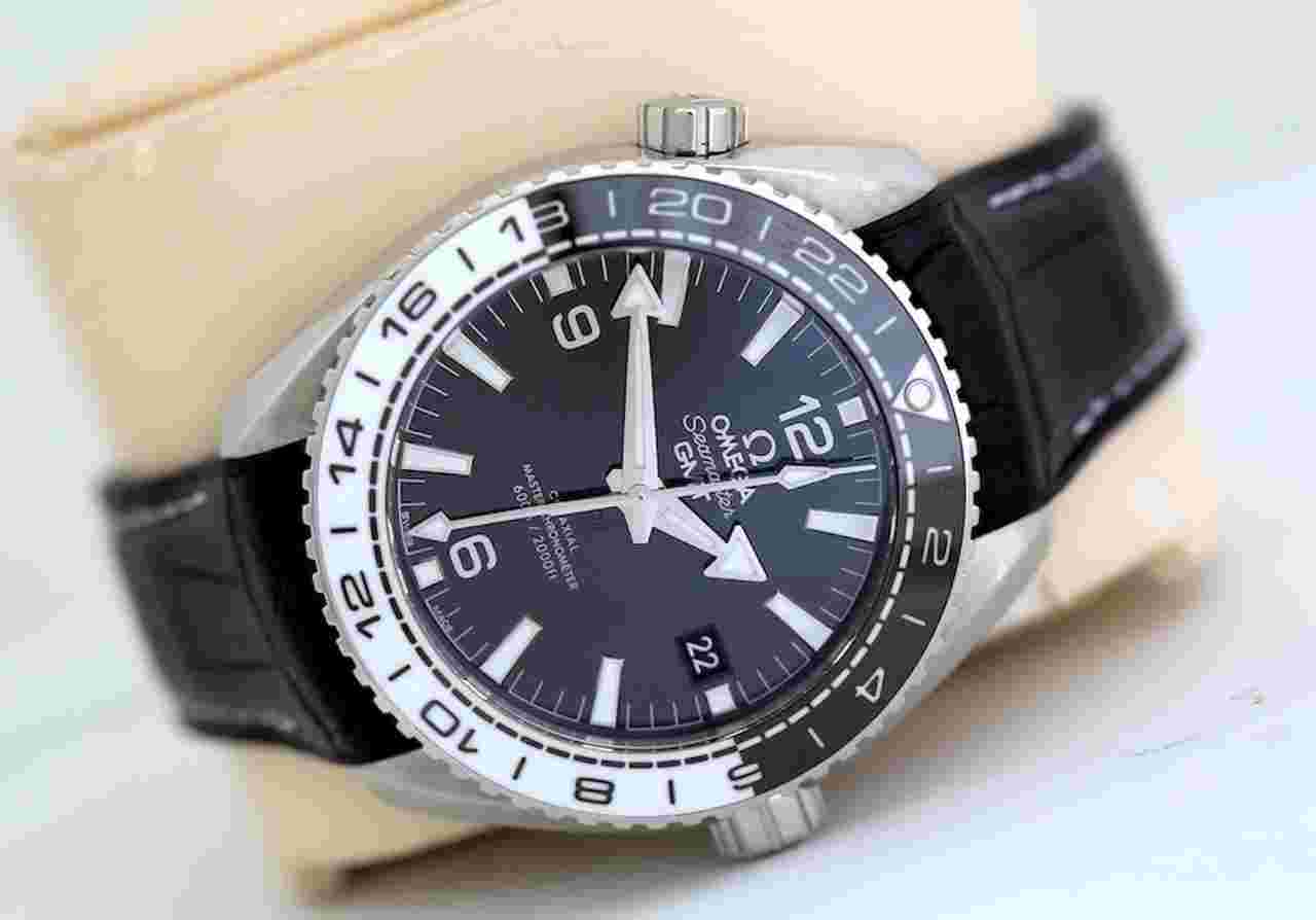 Omega Seamaster Planet Ocean
GMT (2017) - Black / White Bezel Automatic Watch