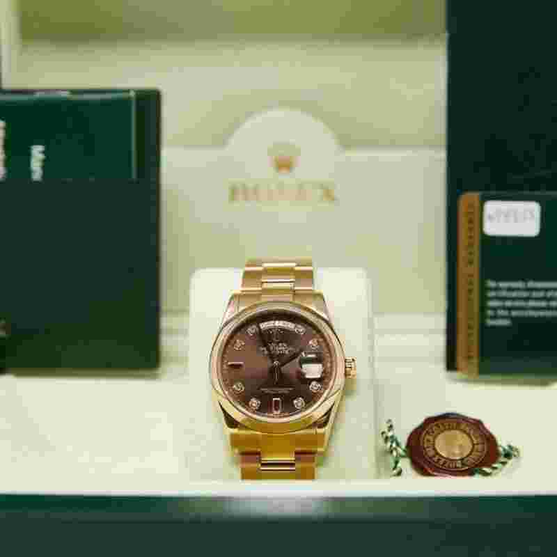 Rolex Day-Date 36
Pre-Owned Day-Date 36 Rose Gold Chocolate Diamond & Rubies Dial on Oyster Bracelet (COMPLETE SET) 36mm