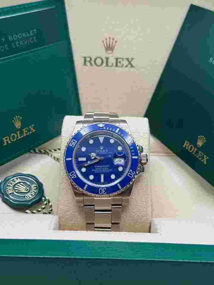Rolex Submariner Date
"Smurf" White Gold Oyster Bracelet Blue Dial Blue Ceramic Bezel