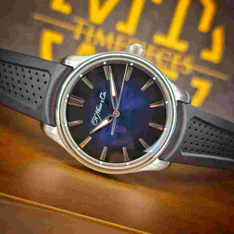 H.Moser & Cie.
Pioneer Centre Seconds Blue Fume B&P