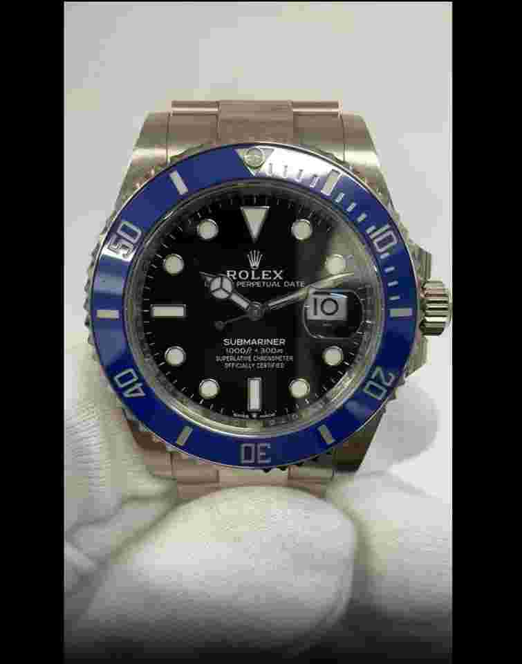 Rolex Submariner Date
41mm White Gold - Fluted Bezel - Black Dial - Oyster Bracelet 126619LB
