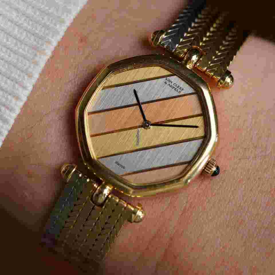 Van Cleef & Arpels
by Gerald Genta 25523 18K TriGold Integrated Bracelet