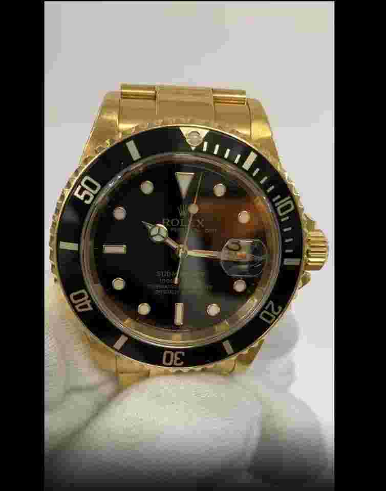 Rolex Submariner Date
40mm Yellow Gold - Fluted Bezel - Black Dial - Oyster Bracelet 16618LN