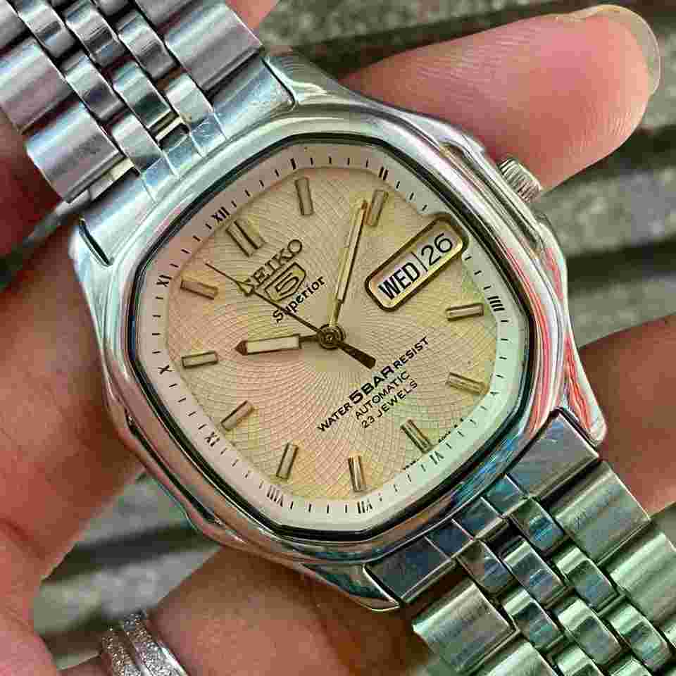 Seiko Superior
RARE Seiko 5 Superior SKZ035 Square Whirlpool Ivory Dial Automatic Vintage Watch