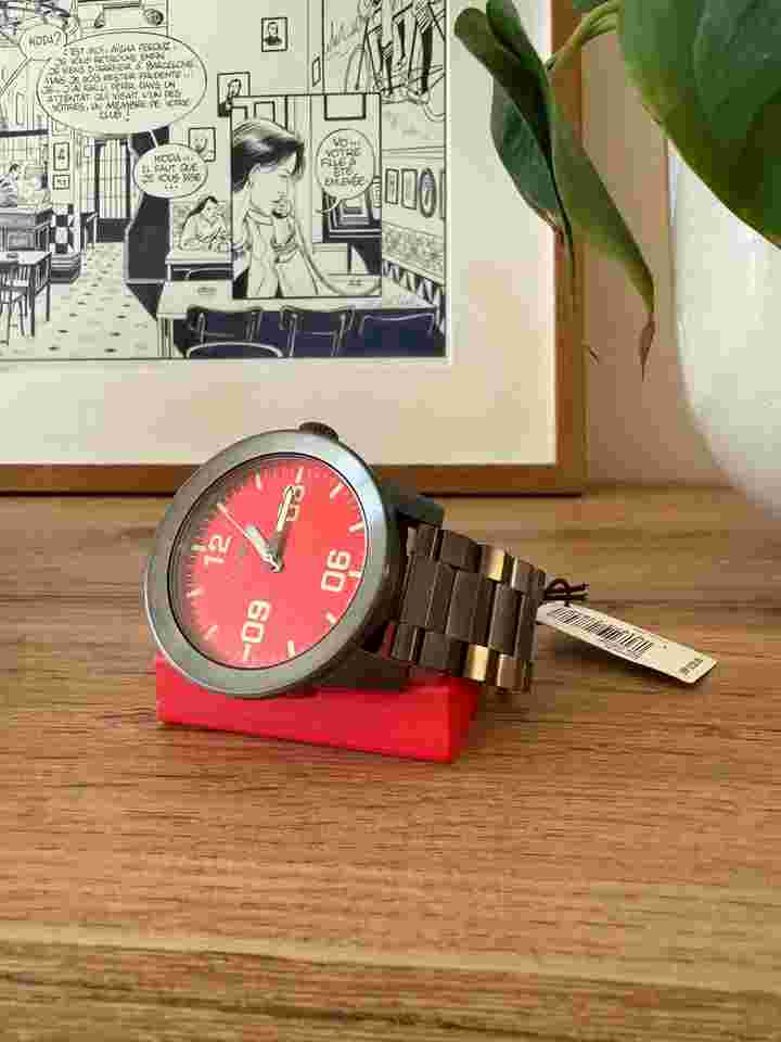 Nixon Corporal SS Red / Gunmetal Corporal SS Red / Gunmetal Brand New with extra links papers