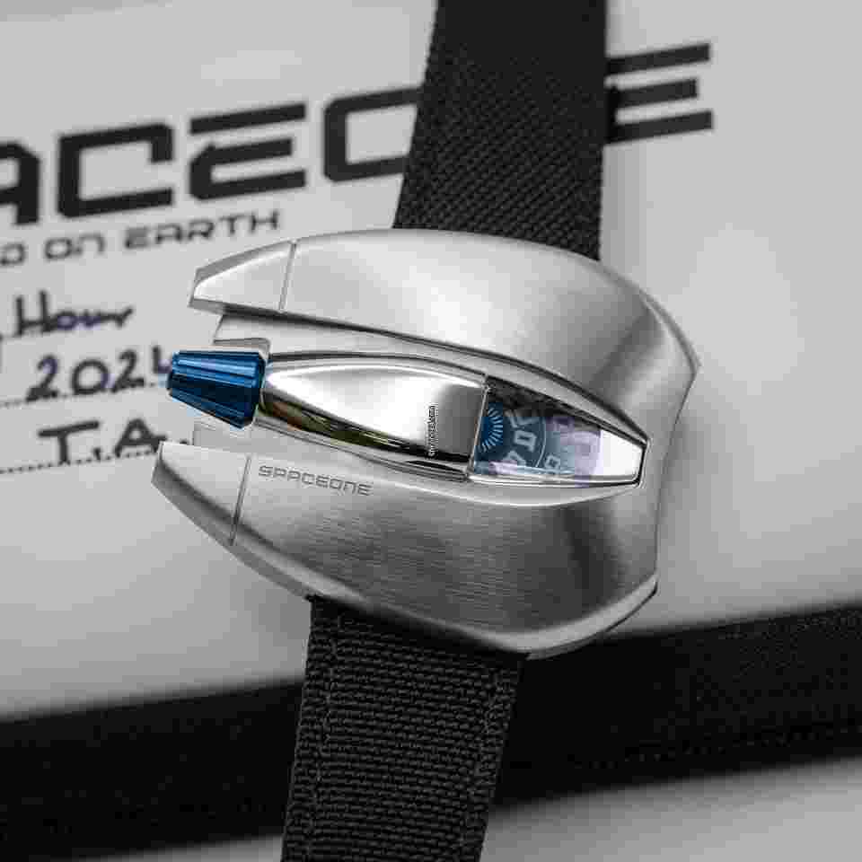 SpaceOne Jumping Hour Limited Topper Edition