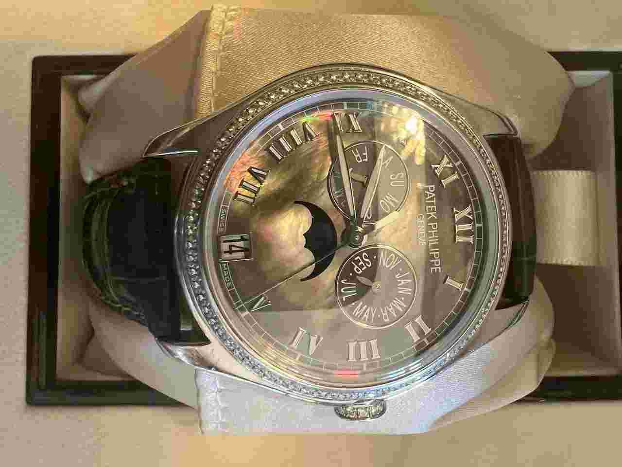 Patek Philippe Annual Calendar Brand : Patek Philippe Collection : Montres à complications Model : Complicated Watches Reference : Patek Philippe - 4936 Category : wristwatch Movement : Automatic Caliber : 324 QA LU 18 CT White Original box Original paper
