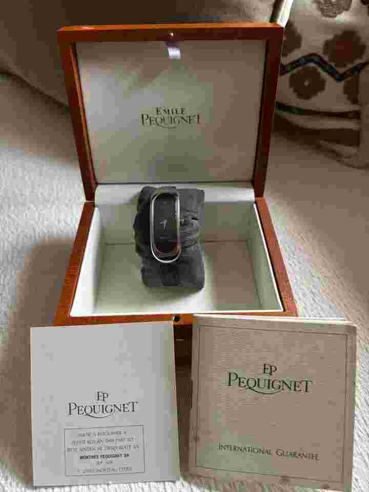 Pequignet Élégance Swiss Made Élégance Relógio Senhora em Aço mostrador Preto e Bracelete Preta