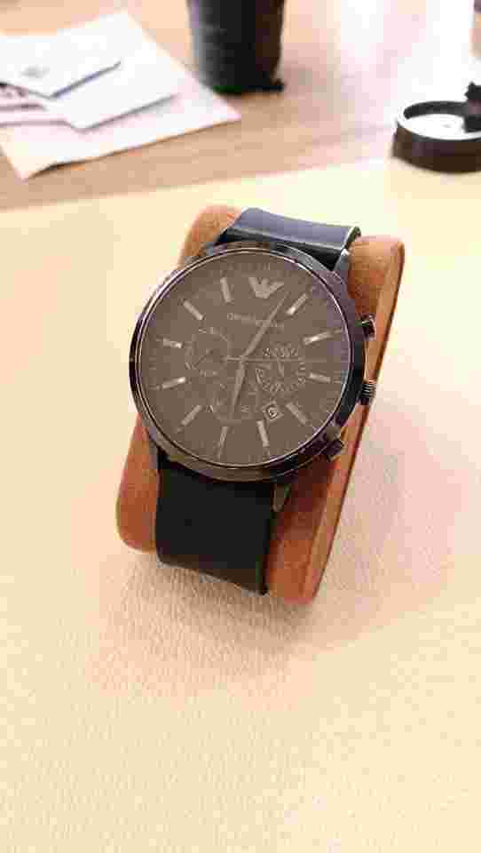Armani AR2461 Black Chronograph Montre Emporio Armani en très bon état.