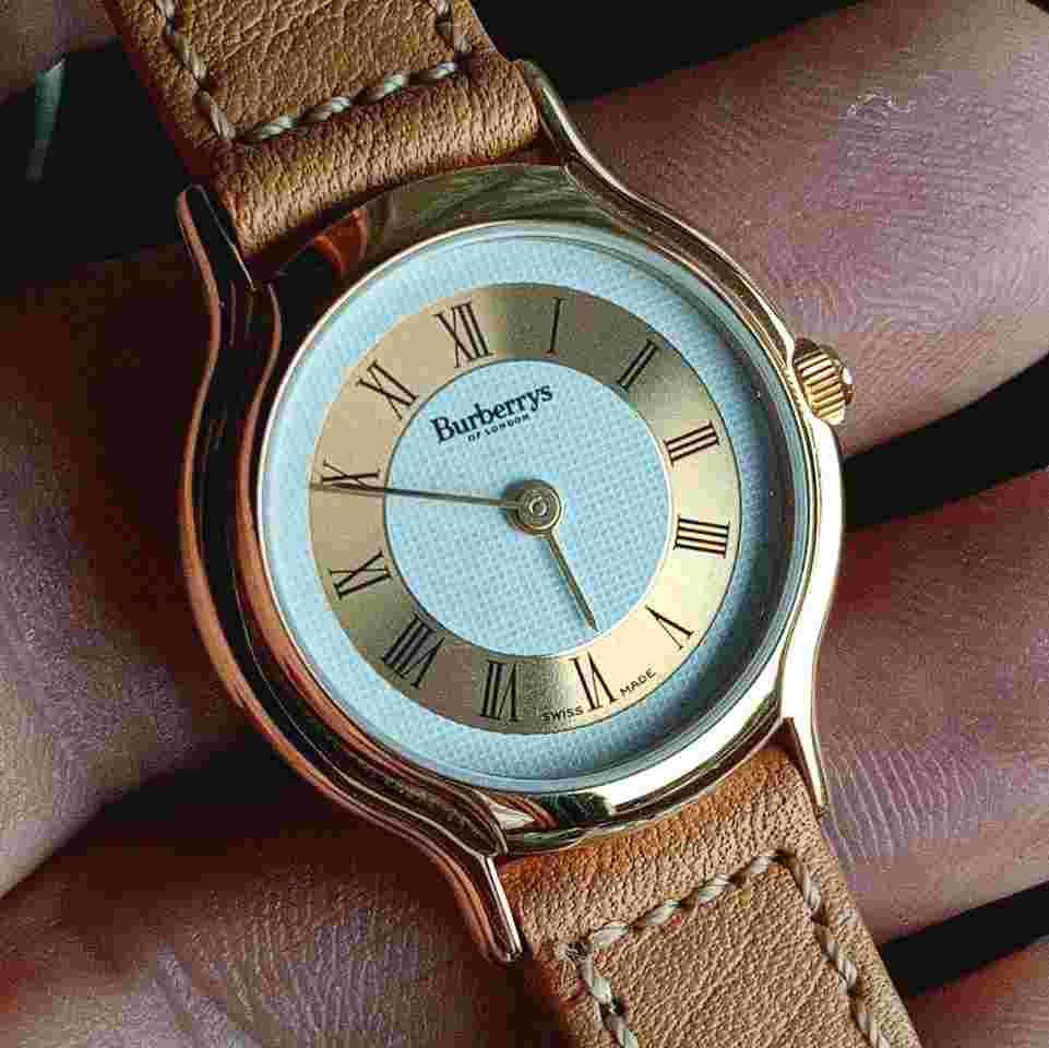 Burberrys Lady Quartz St.Steel/Gold Plated - White/Gold Dial Vintage 90s NOS Stunning White Dial with central workmanship.