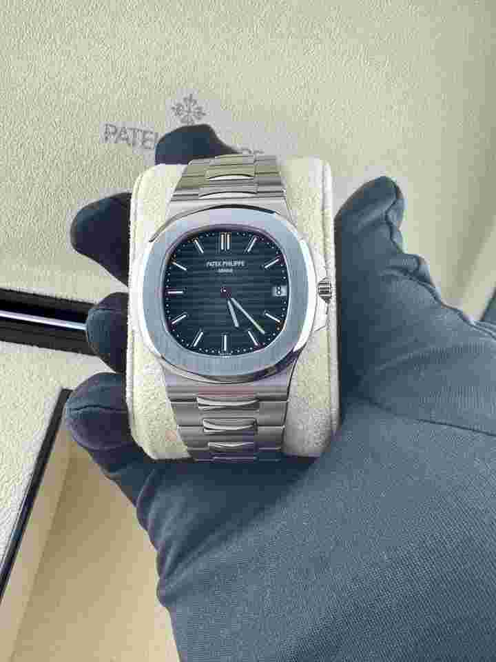 Patek Philippe Nautilus
5711 Date Stainless Steel Blue Dial Discontinued