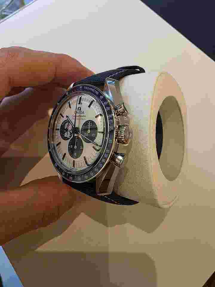 Omega Speedmaster Professional Moonwatch 'Silver Snoopy Award' Fournis avec tous les documents jamais portée neuve.