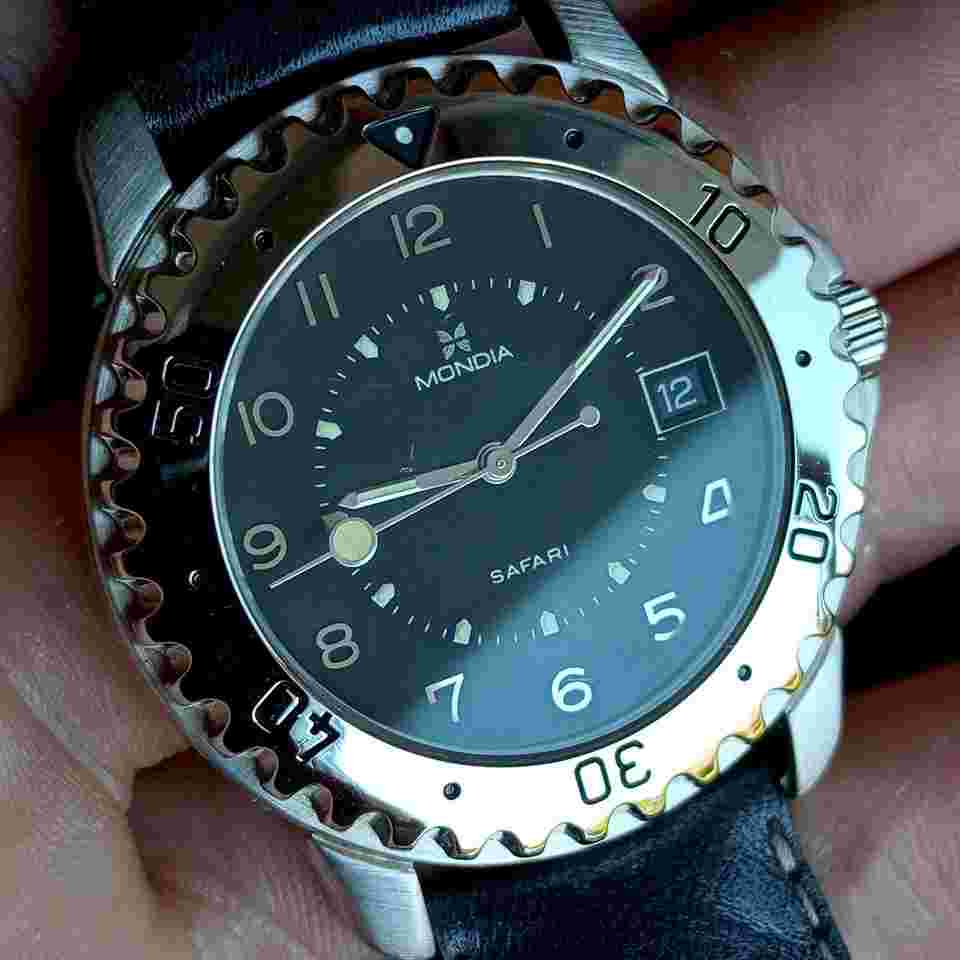 Mondia Zenith Safari WR50M MT - Ø 39 mm Vintage 90 NOS Black dial with applied Arabic numerals and Tritium