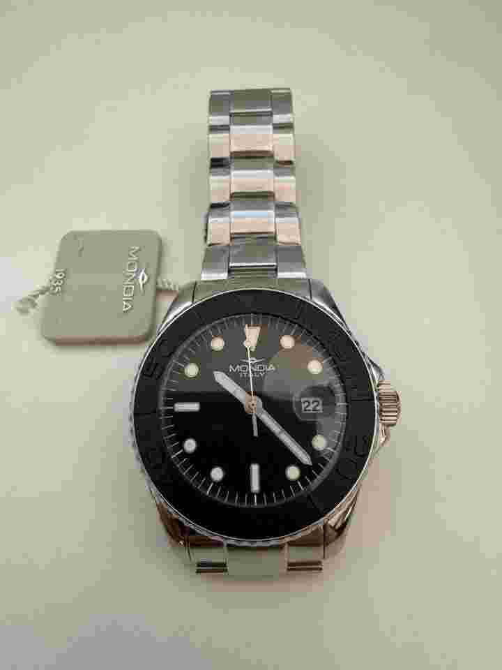 Mondia Italy Madison Mondia Italy Madison quartz men’s watch in stainless steel.